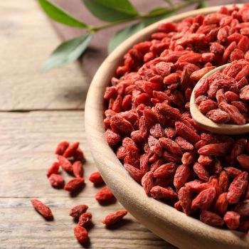 Goji berries: Η ιστορία και τα οφέλη του μικρού κόκκινου καρπού