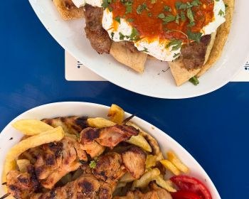 Ντάμι: Το νέο σουβλατζίδικο της πλατείας Πλυτά ψήνει κεμπάπ, καλαμάκια και στήνει σούβλες