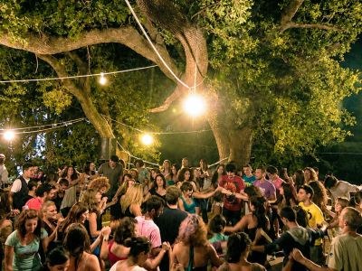 Πώς να επιβιώσεις σε ένα ικαριώτικο πανηγύρι
