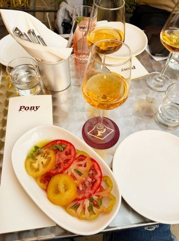 Pony Club: Το νέο στέκι των Ιλισίων για aperitivo, tapas και μουσική με χαρακτήρα
